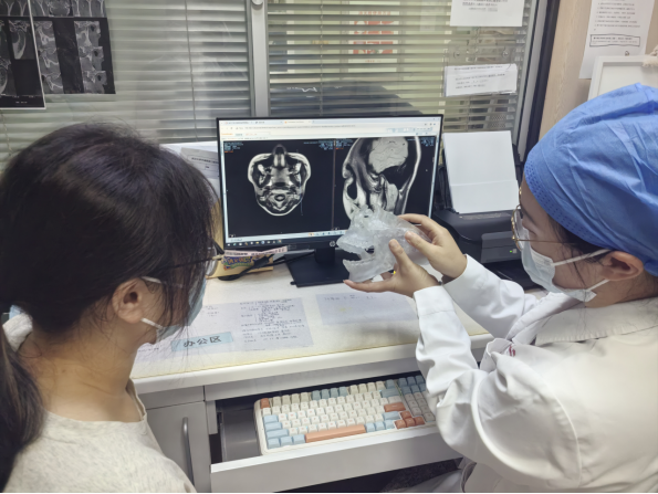 女孩打哈欠下巴差点「掉下来」？专家揭秘颞下颌关节的「叛逆」真相