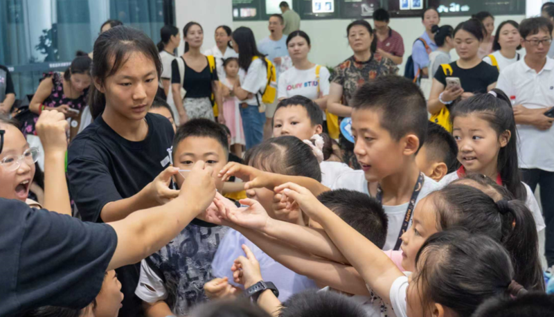 探秘中国原创黑科技，60 多组卓越少年义工团亲子家庭走进海扶刀发源地