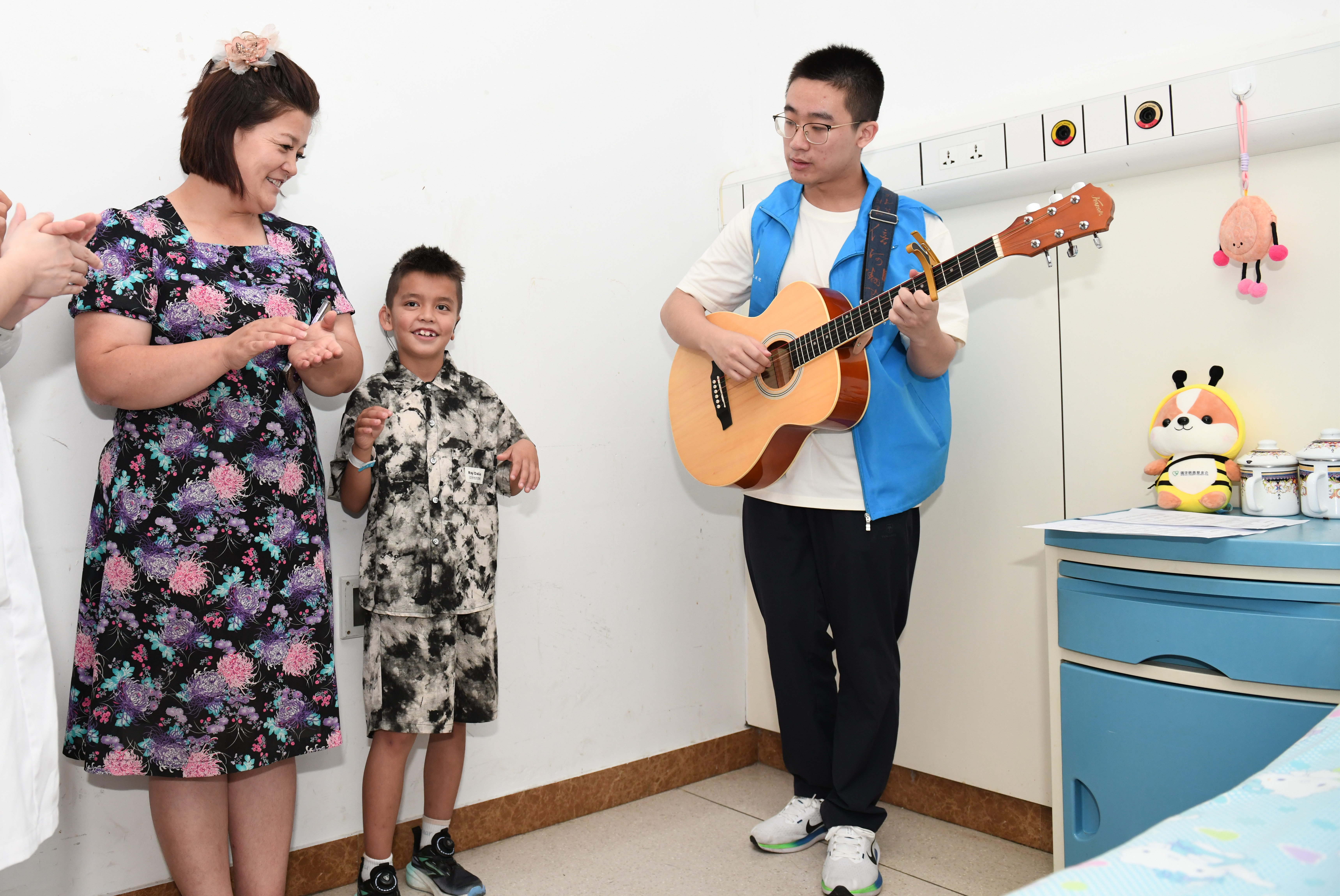 带着「新耳朵」，9 岁新疆男孩伊力亚斯从中大医院康复出院