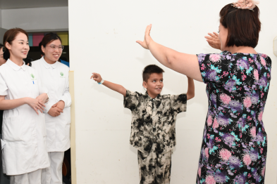 带着「新耳朵」，9 岁新疆男孩伊力亚斯从中大医院康复出院