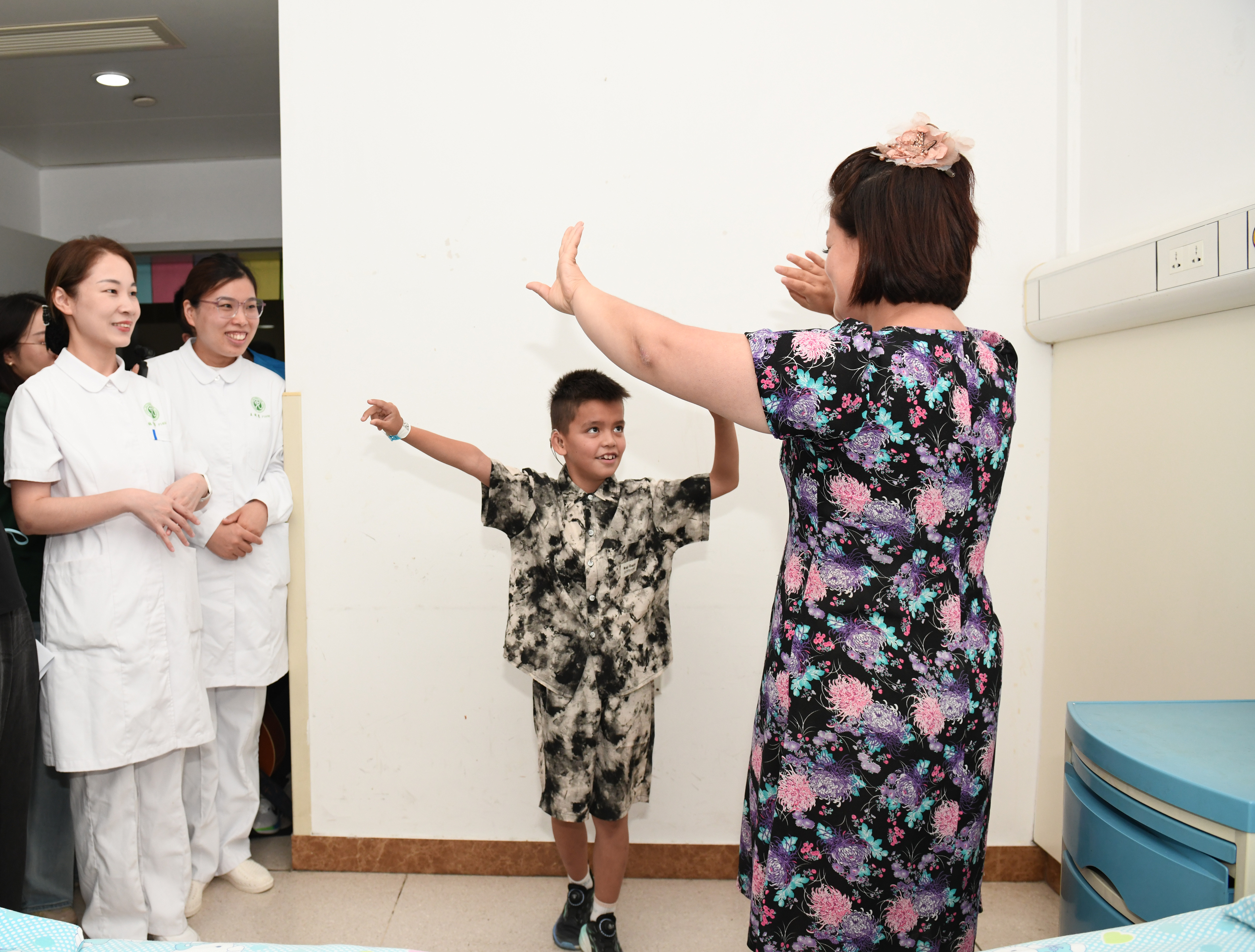 带着「新耳朵」，9 岁新疆男孩伊力亚斯从中大医院康复出院