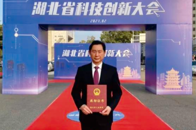 全国角膜名医张明昌丨双赛道坚守，从 「看得见」「看得清」到「看得舒适」 的高清革命