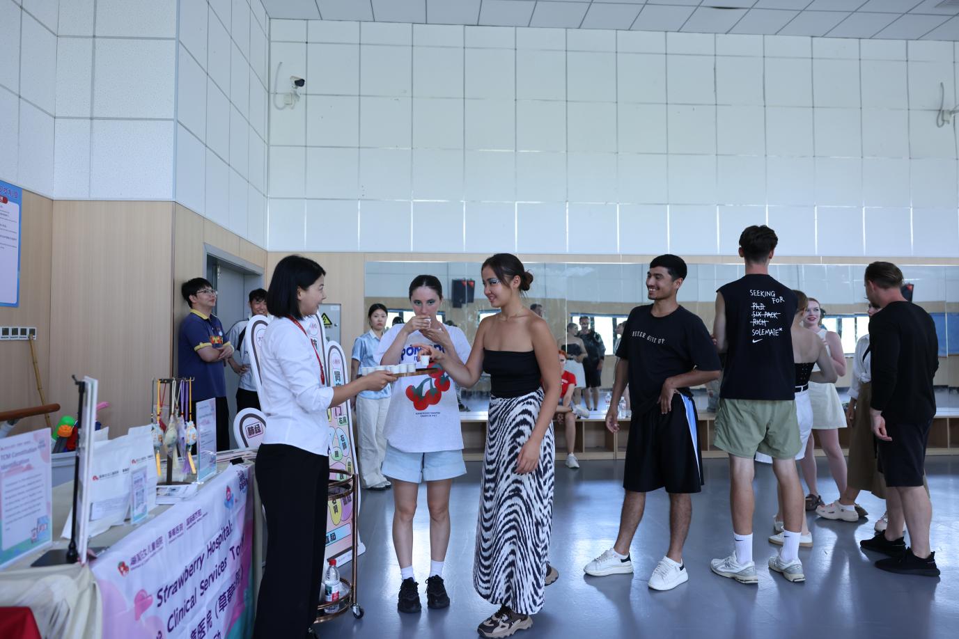 草莓医院国际医疗部为外籍演员开展义诊