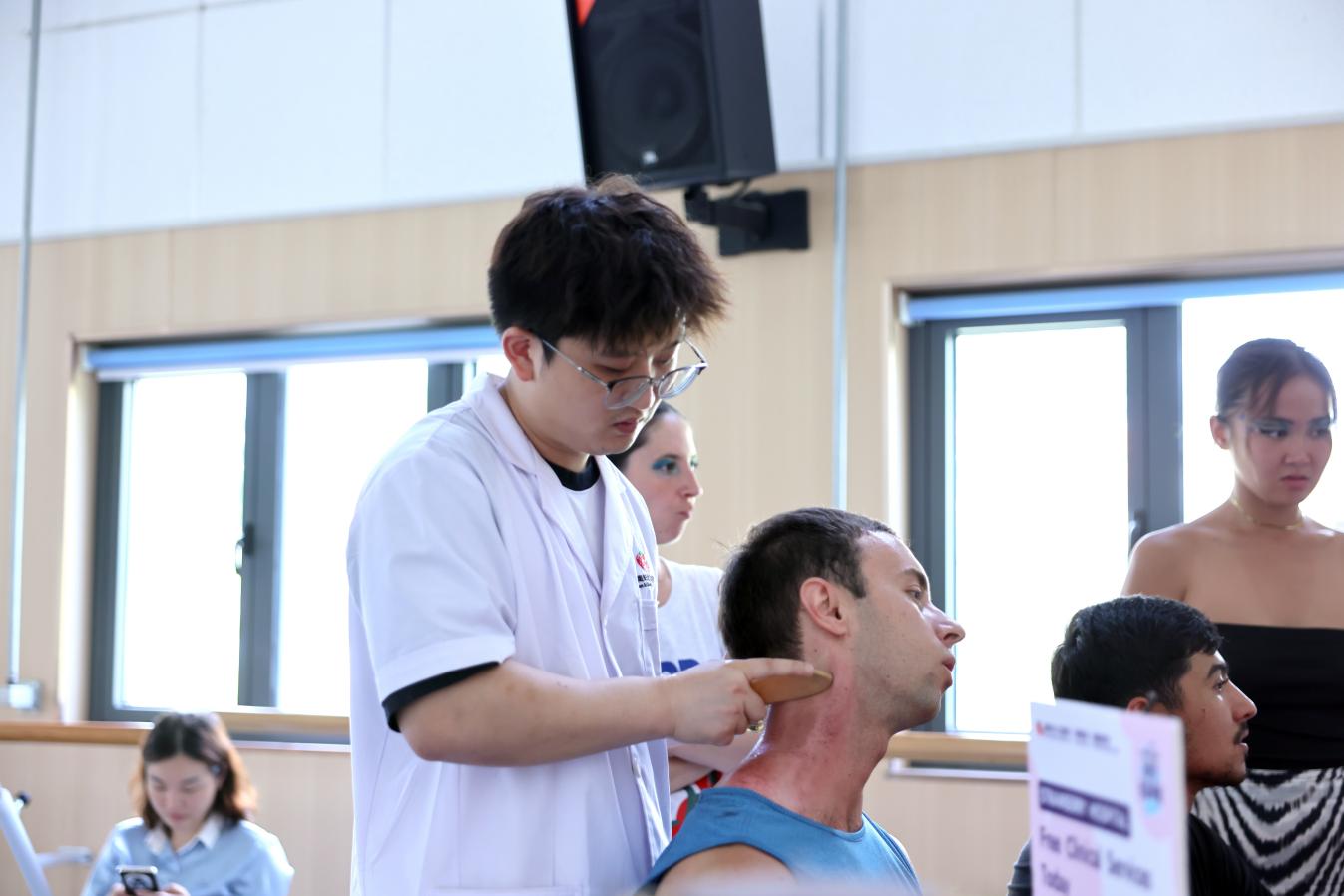 草莓医院国际医疗部为外籍演员开展义诊