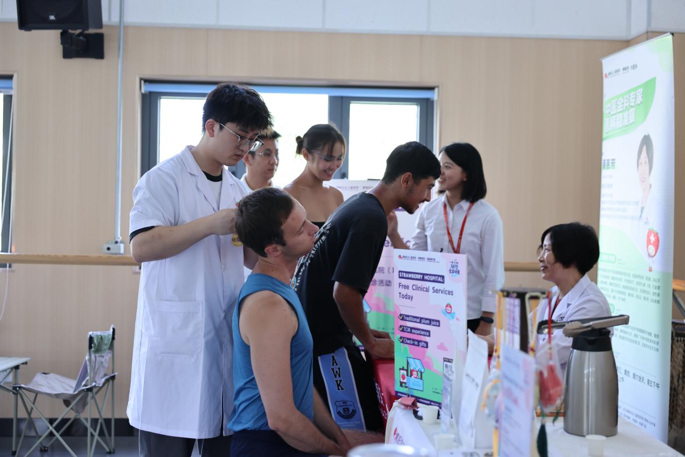 草莓医院国际医疗部为外籍演员开展义诊