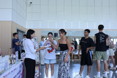 草莓医院国际医疗部为外籍演员开展义诊