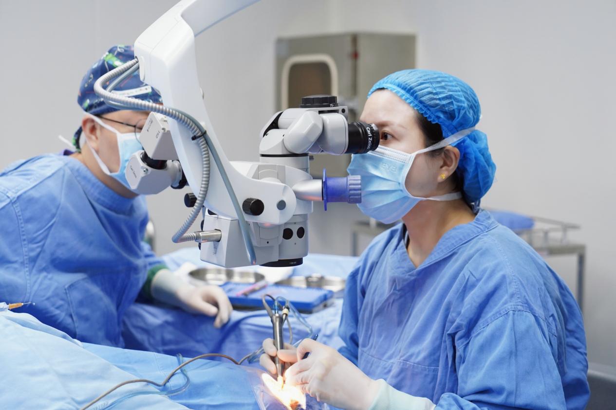 屈光性白内障手术+日间模式：爱尔眼科双引擎驱动患者体验升级