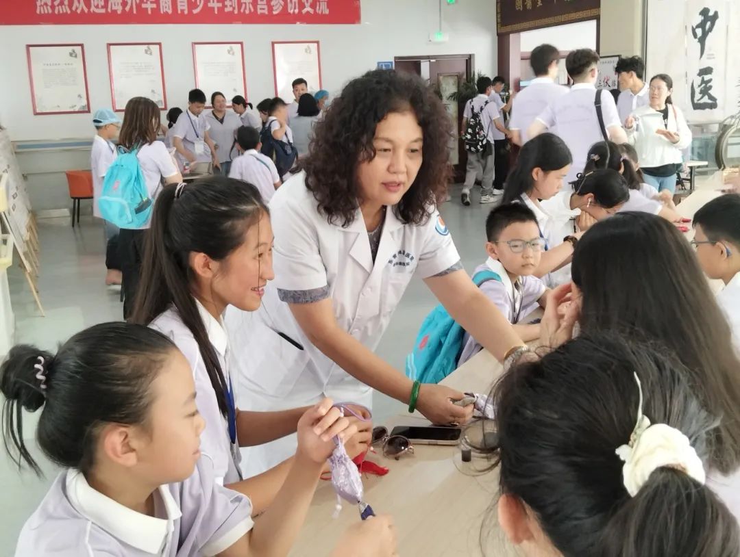 跨越山海的文化之约！10 多个国家 40 多名海外华裔青少年到鸿港医院参访交流