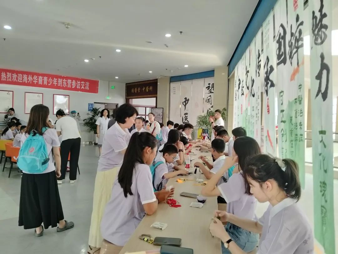 跨越山海的文化之约！10 多个国家 40 多名海外华裔青少年到鸿港医院参访交流