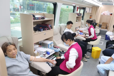 暴雨天里的热血接力！罗湖医院这群人冒雨干了件超暖的事～