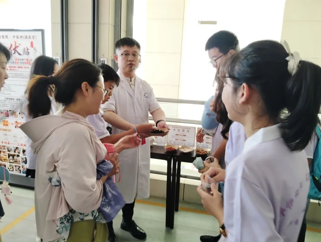 跨越山海的文化之约！10 多个国家 40 多名海外华裔青少年到鸿港医院参访交流