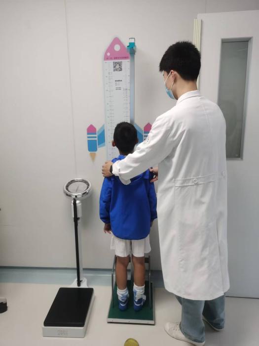 8 岁女孩猛蹿到 1.46 米！医生提醒：孩子身高「狂飙」或是性早熟