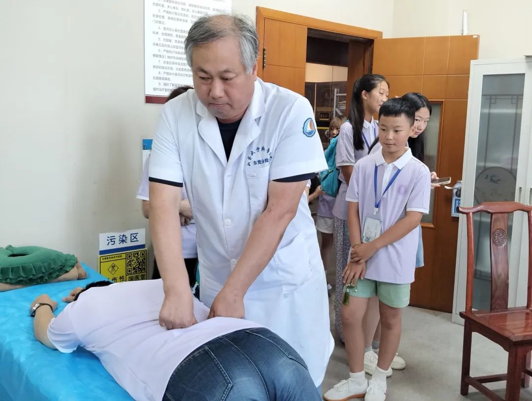 跨越山海的文化之约！10 多个国家 40 多名海外华裔青少年到鸿港医院参访交流