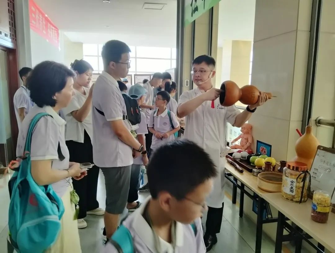 跨越山海的文化之约！10 多个国家 40 多名海外华裔青少年到鸿港医院参访交流