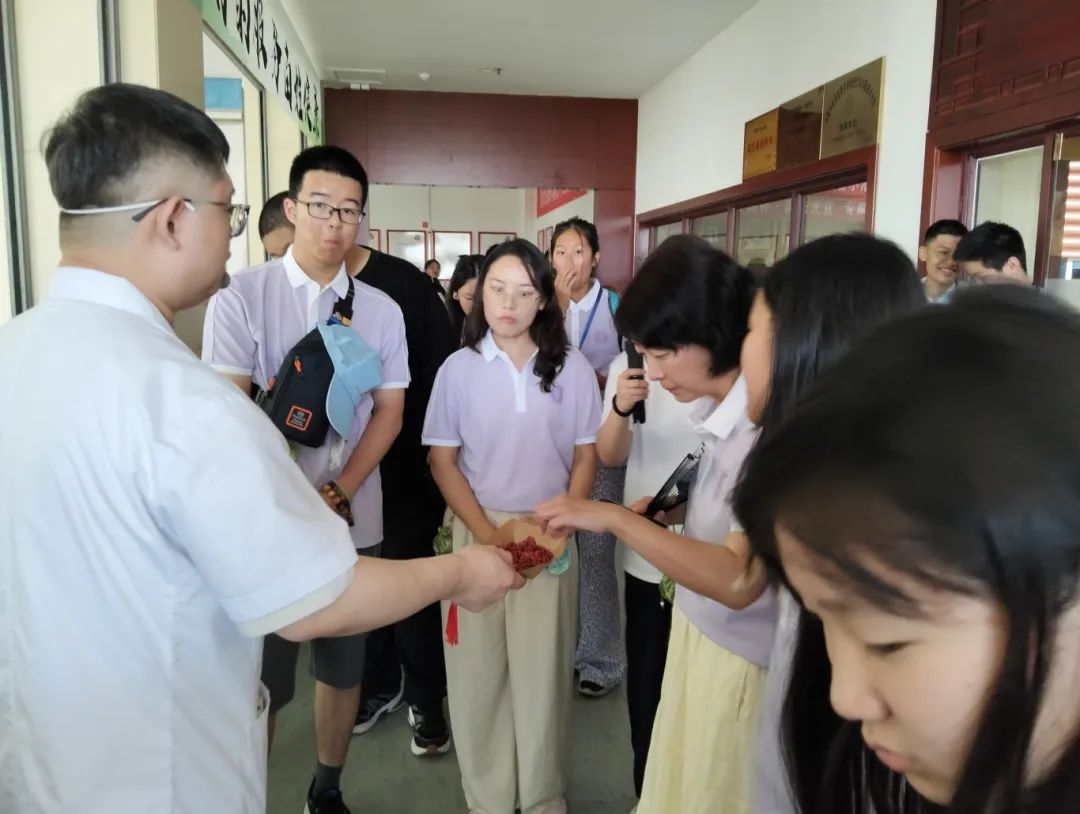 跨越山海的文化之约！10 多个国家 40 多名海外华裔青少年到鸿港医院参访交流