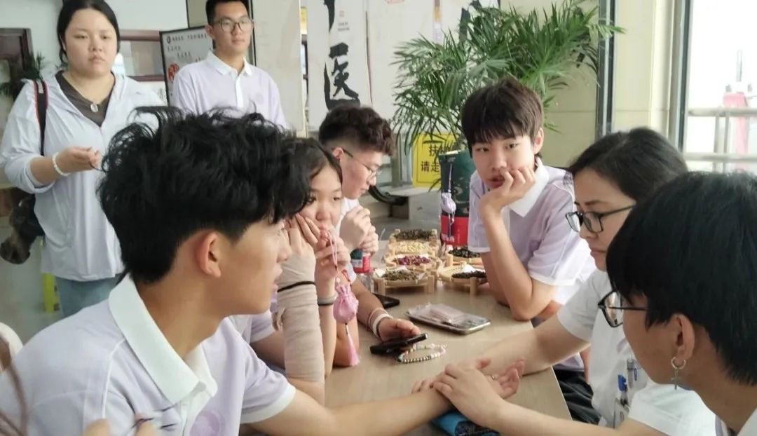 跨越山海的文化之约！10 多个国家 40 多名海外华裔青少年到鸿港医院参访交流