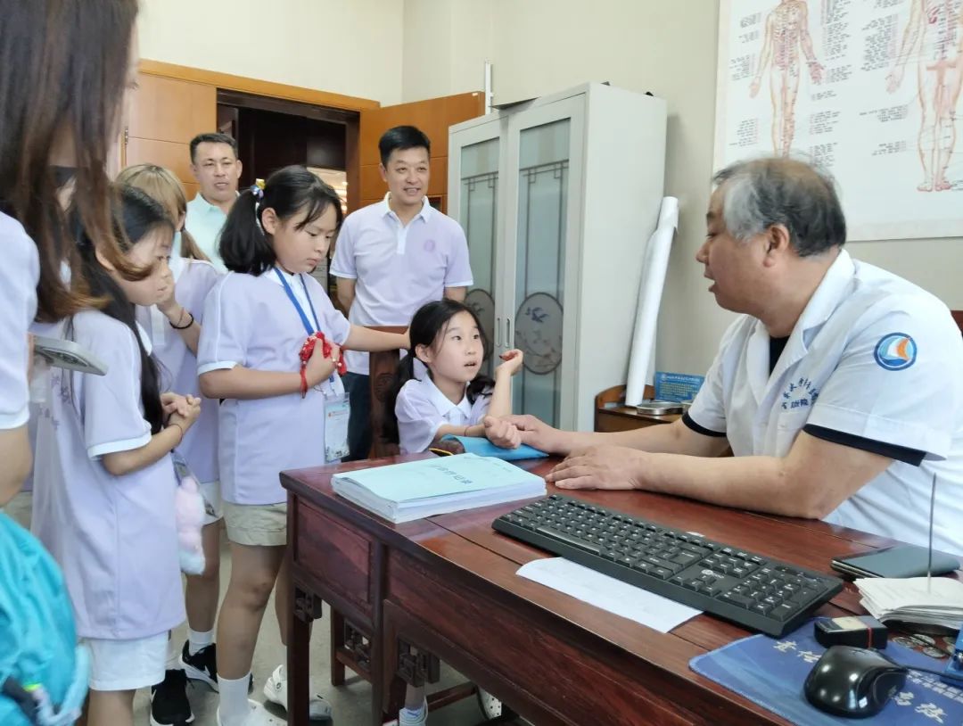跨越山海的文化之约！10 多个国家 40 多名海外华裔青少年到鸿港医院参访交流