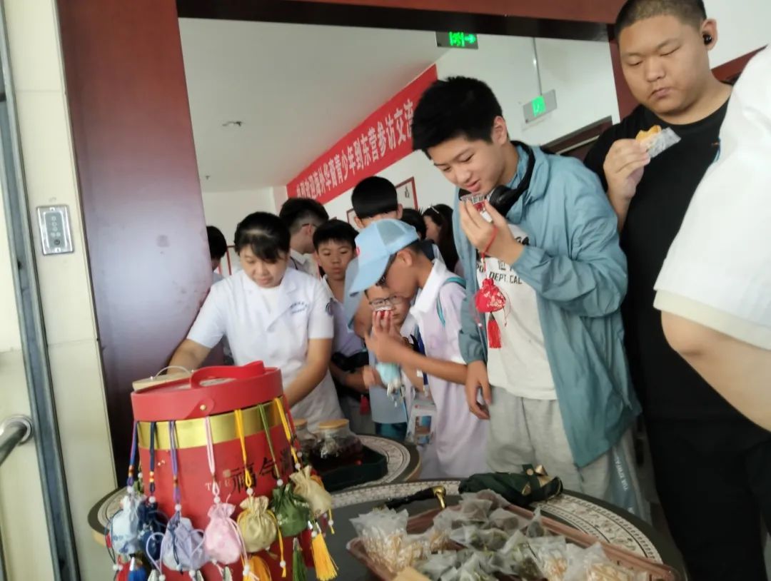 跨越山海的文化之约！10 多个国家 40 多名海外华裔青少年到鸿港医院参访交流