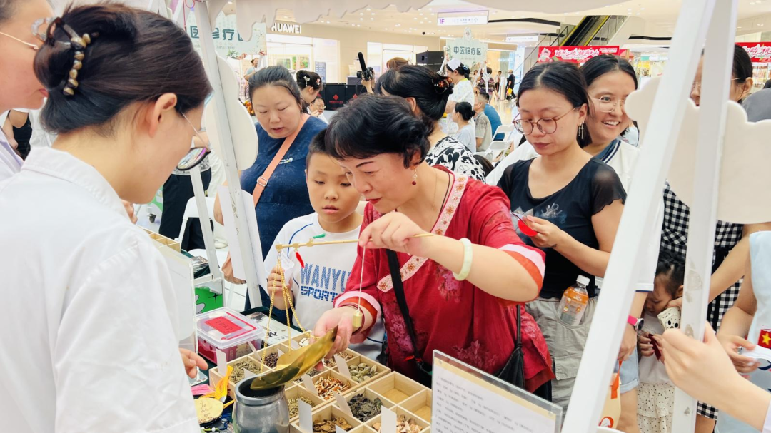 中国医师节丨光影为笺,致敬「德馨技勤」的一附院人