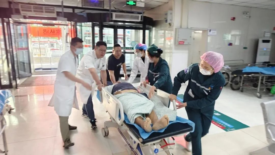 中国医师节丨光影为笺,致敬「德馨技勤」的一附院人