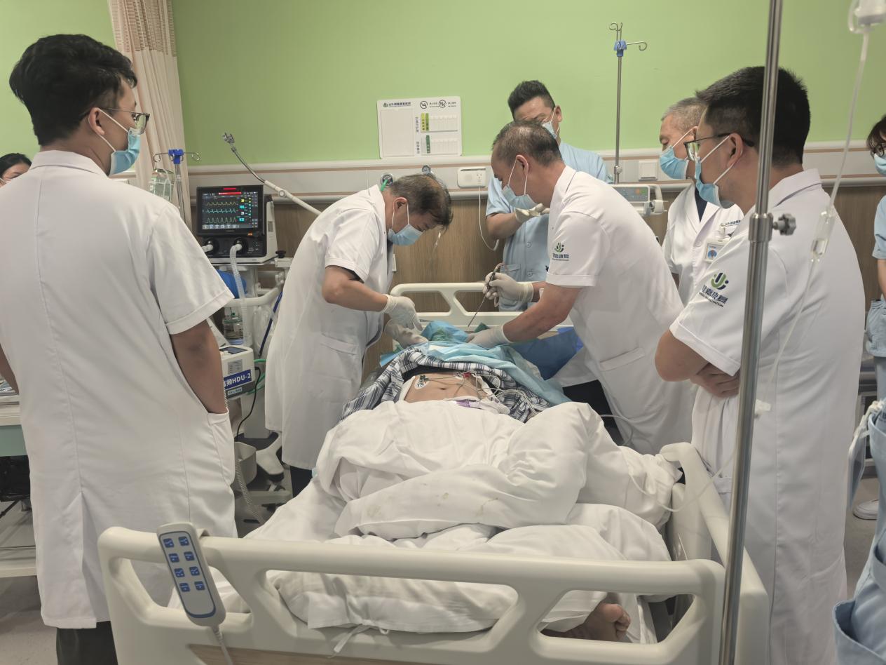 车祸重伤、指标爆表…多学科团队联手让重伤患者从昏迷到「回应」