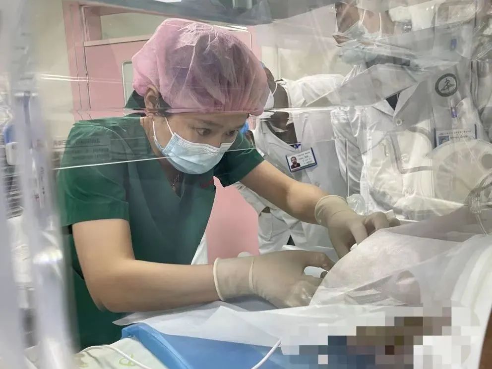 中国医师节丨光影为笺,致敬「德馨技勤」的一附院人