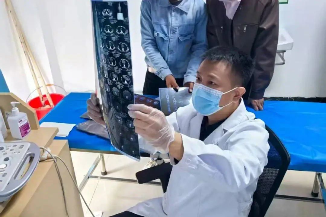 中国医师节丨光影为笺,致敬「德馨技勤」的一附院人