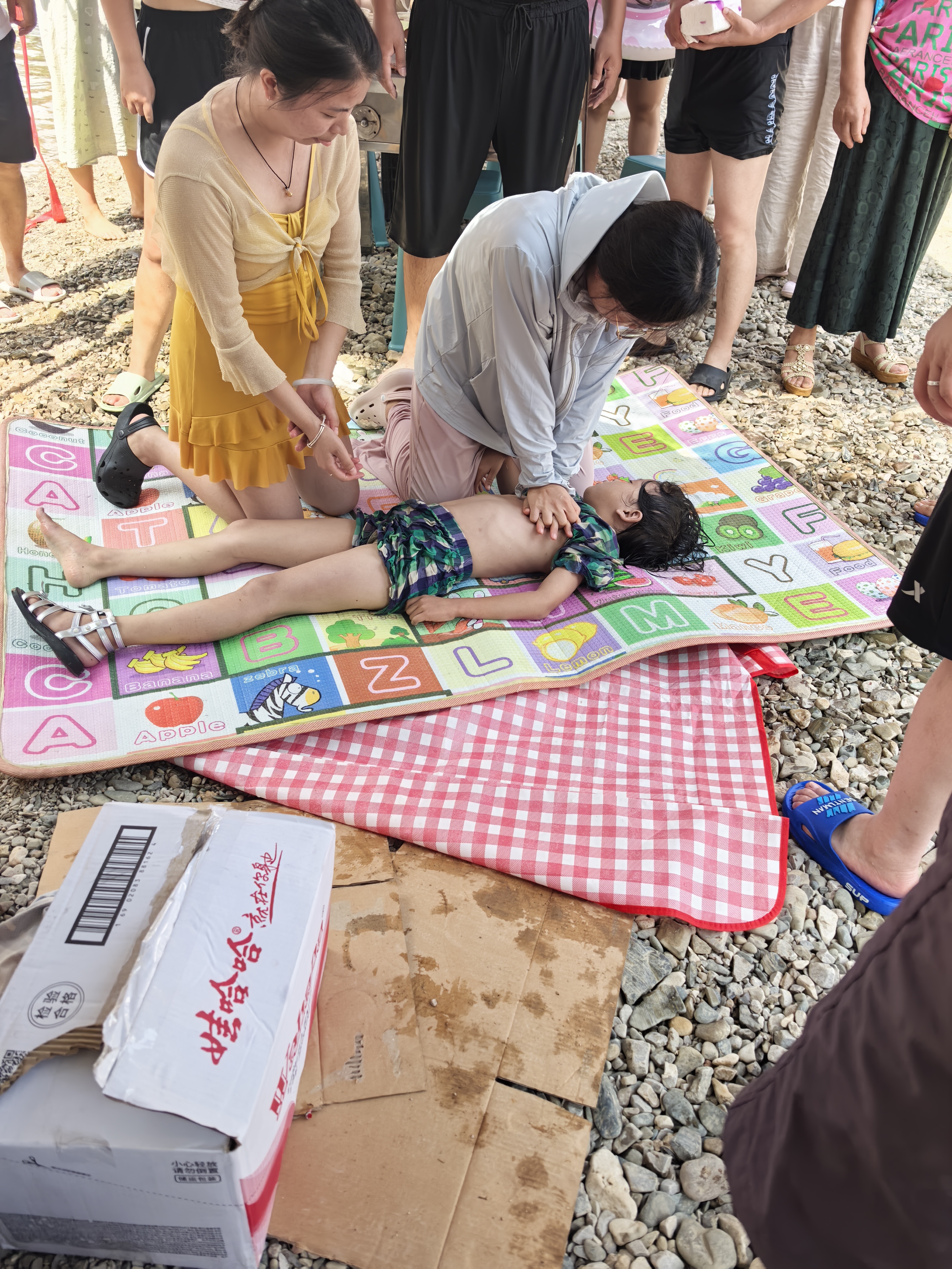 河畔爱心救援，点亮生命微光——贵医大二院护士陈新梅紧急施救溺水女童