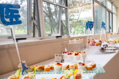 德馨于行 暖映仁心，技精于勤 守护生命——致敬第八个中国医师节