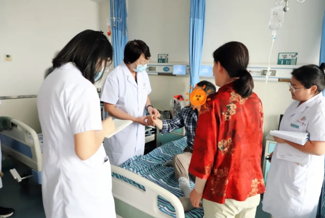 中国老年学和老年医学学会肿瘤康复长治市中医医院实践基地中期指导暨《结直肠癌中西医结合诊疗指南》宣贯会在长治市中医医院举行