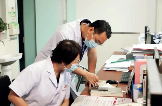 中国老年学和老年医学学会肿瘤康复长治市中医医院实践基地中期指导暨《结直肠癌中西医结合诊疗指南》宣贯会在长治市中医医院举行