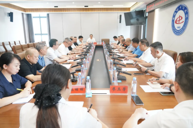 黔江中心医院党委副书记、院长何建峰带队赴恩施州中心医院开展座谈交流