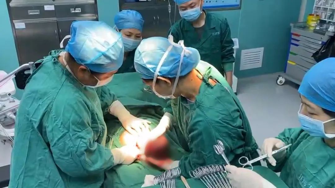 时光里的温柔刻痕 | 中国医师节,致敬「生命见证者」