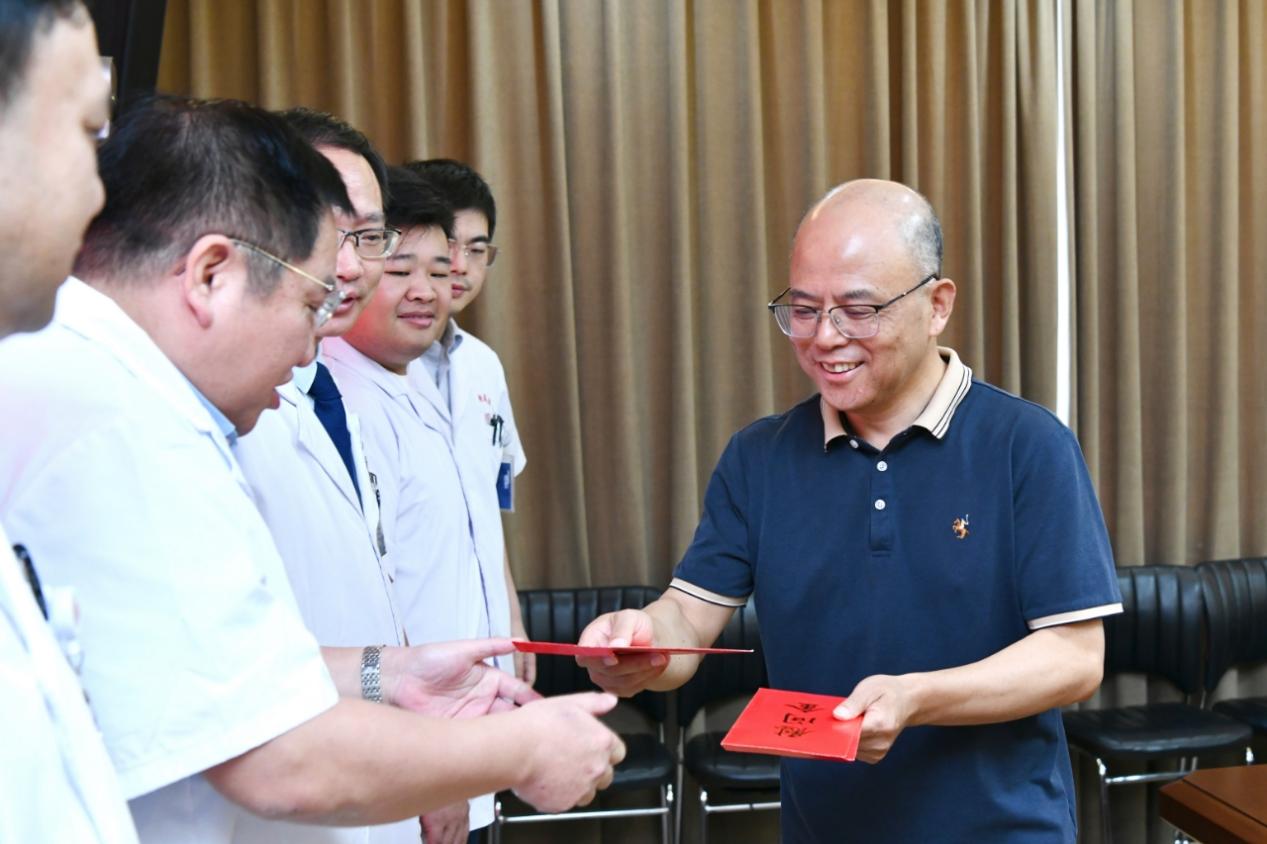 江西省总工会、教育工会一行到南昌大学二附院走访慰问——情系医师节 慰问暖人心