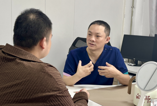 220 斤胖男孩胸大竟是乳腺发育 医生手术缩乳帮他重拾「穿衣自由」