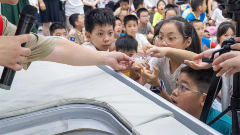 卓越少年义工团走进海扶刀发源地,近 80 组亲子家庭探索超声波奥秘