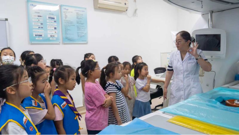 卓越少年义工团走进海扶刀发源地,近 80 组亲子家庭探索超声波奥秘