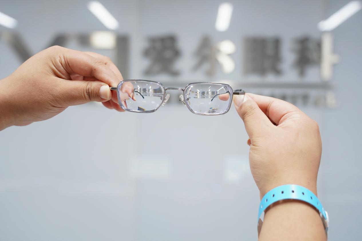 近视 2400 度像即将爆炸的气球,医生为眼球穿上「定制护甲」