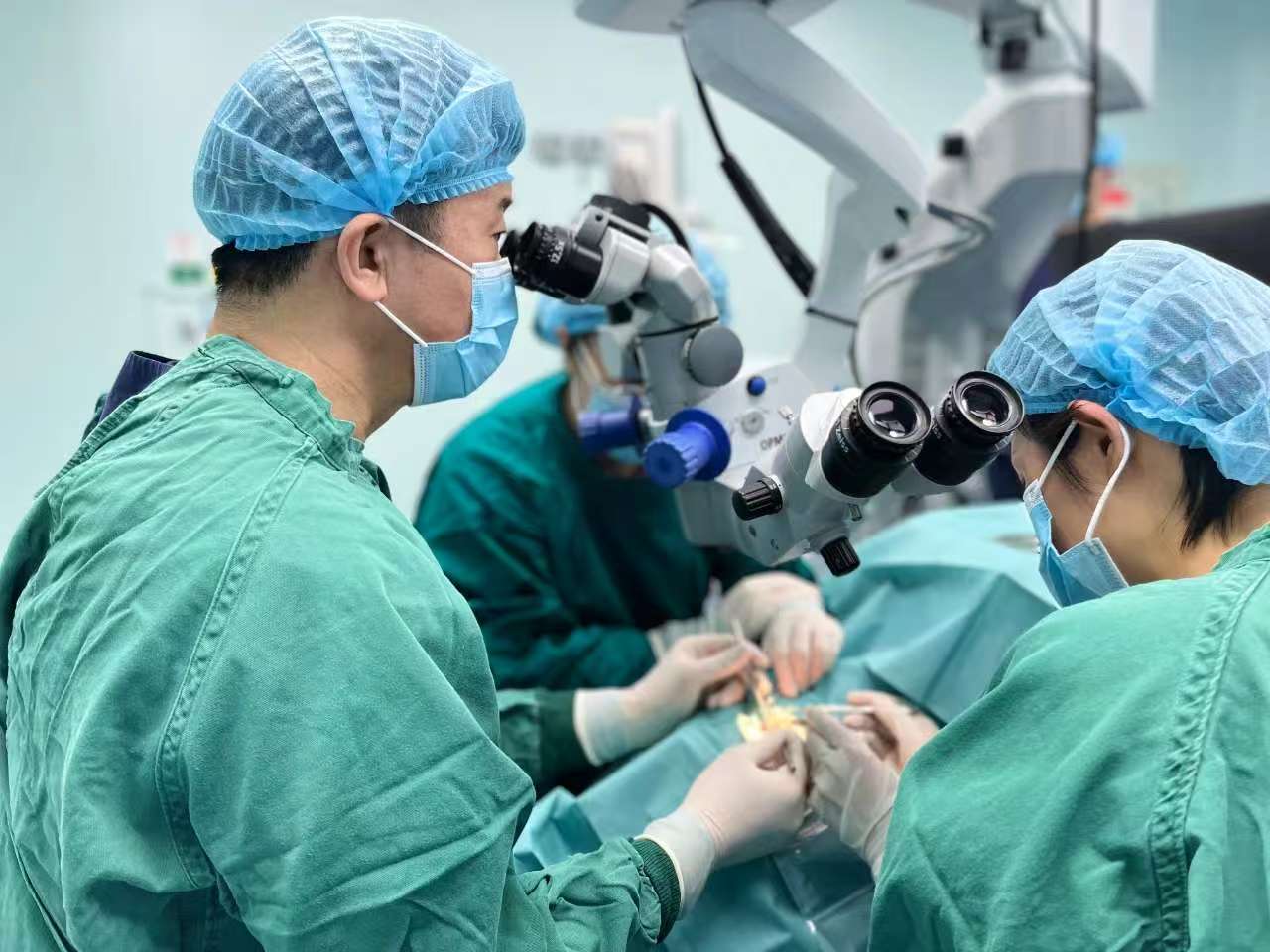 近视 2400 度像即将爆炸的气球,医生为眼球穿上「定制护甲」