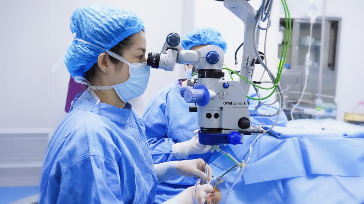 近视 2400 度像即将爆炸的气球,医生为眼球穿上「定制护甲」