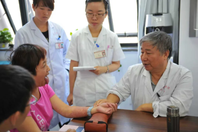 致敬医师节丨悬壶济世五十载，杏林春暖映初心