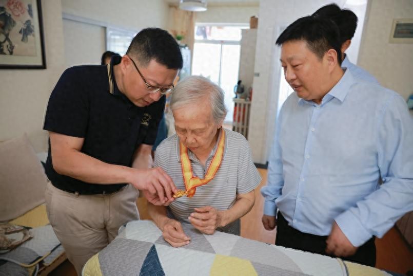 94 岁抗战老战士武陵获颁「中国人民抗日战争胜利 80 周年」纪念章