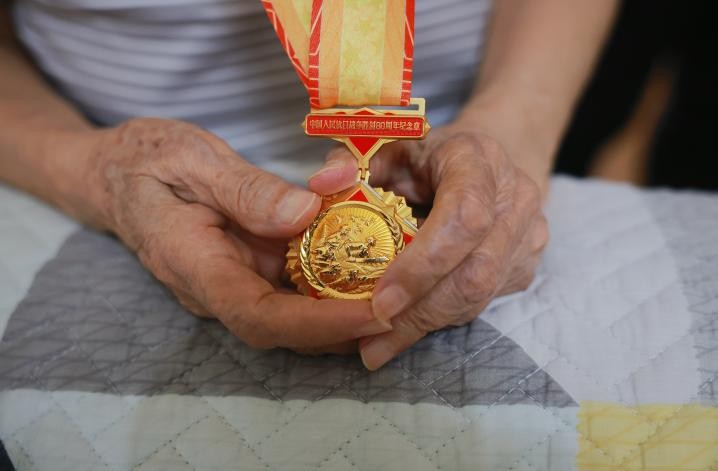 94 岁抗战老战士武陵获颁「中国人民抗日战争胜利 80 周年」纪念章