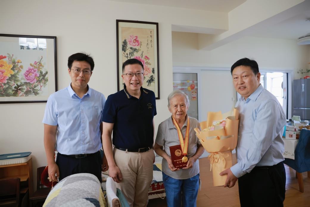 94 岁抗战老战士武陵获颁「中国人民抗日战争胜利 80 周年」纪念章