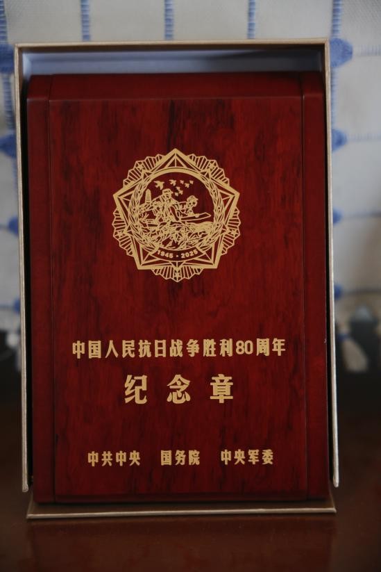 94 岁抗战老战士武陵获颁「中国人民抗日战争胜利 80 周年」纪念章