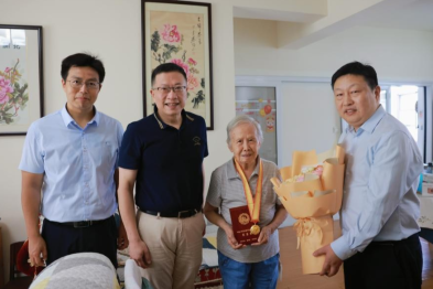 94 岁抗战老战士武陵获颁「中国人民抗日战争胜利 80 周年」纪念章