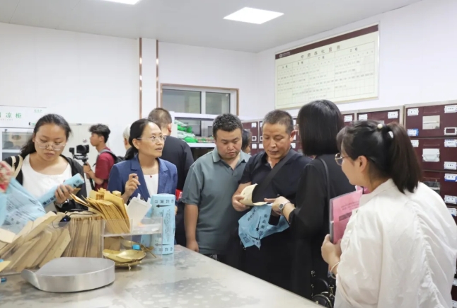 长治市中药药事管理质控中心成立大会暨焦素芳老药工传承工作室学术会议在长治市中医医院举行