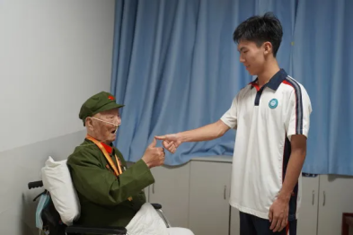 医院精心照顾百岁英雄 「00」后与「00」后握手