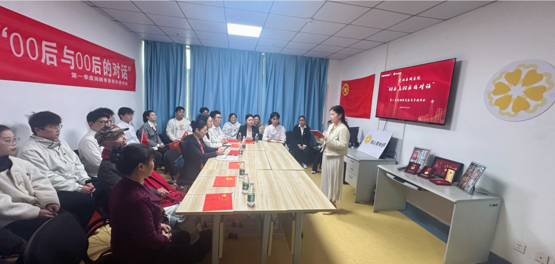 医院精心照顾百岁英雄 「00」后与「00」后握手