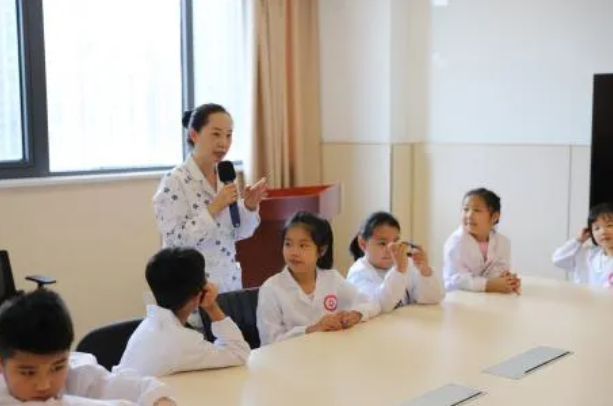 阜阳市妇女儿童医院暑期「医学」体验营落幕，萌娃变身「小医生」解锁医学启蒙之旅